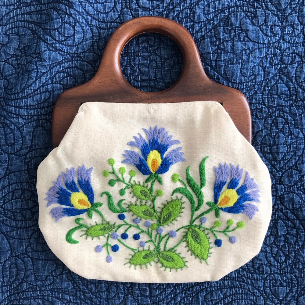 SOLD ❤️ Vintage Embroidered Flower Purse